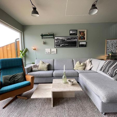 Charming Waterfront Cabin In Ballstad, Lofoten Kültér fotó
