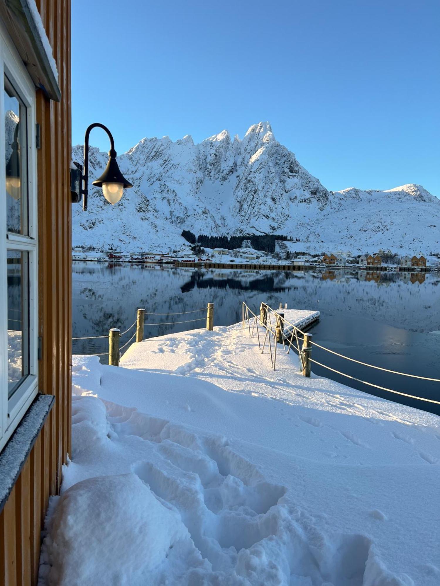 Charming Waterfront Cabin In Ballstad, Lofoten Kültér fotó